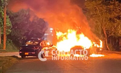 Vehículo se estrella contra auto estacionado en Minatitlán, Veracruz; tripulantes incendian unidad colisionada y huyen