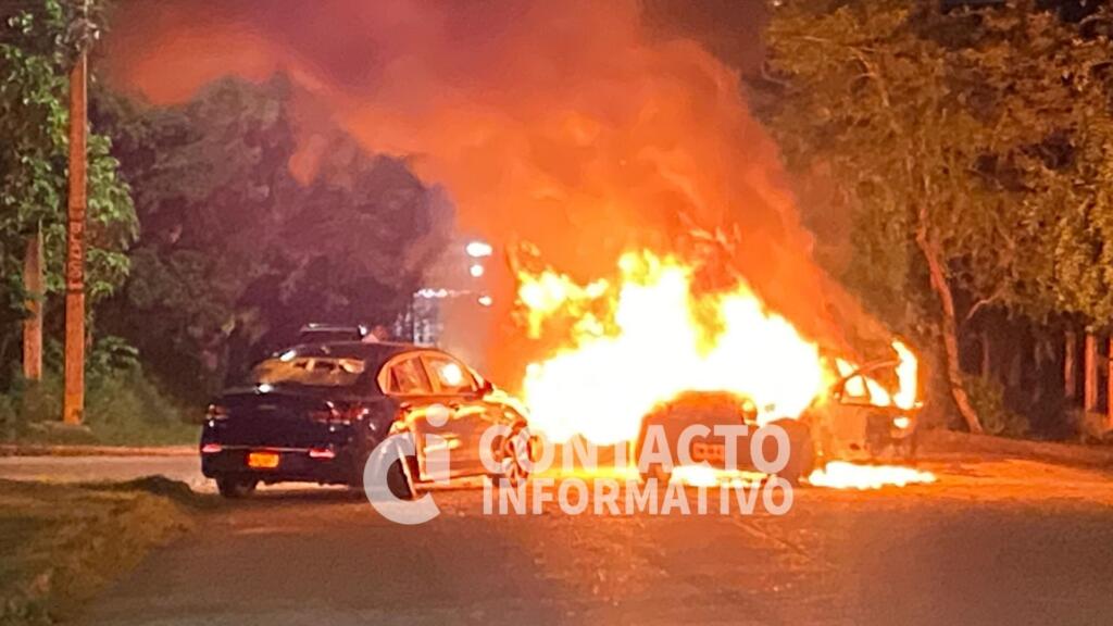 Vehículo se estrella contra auto estacionado en Minatitlán, Veracruz; tripulantes incendian unidad colisionada y huyen