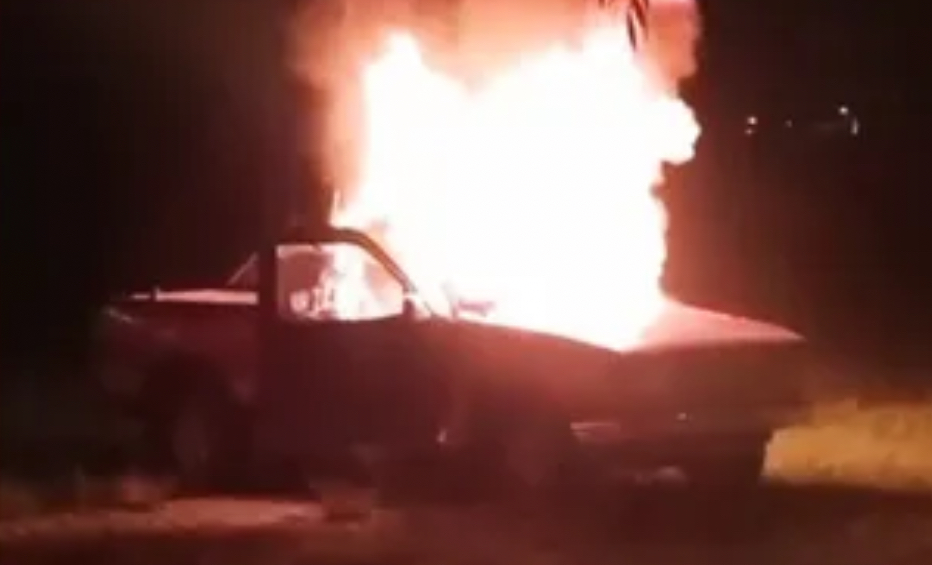 Intentan linchar a 3 presuntos delincuentes en Toluca; queman su camioneta como protesta