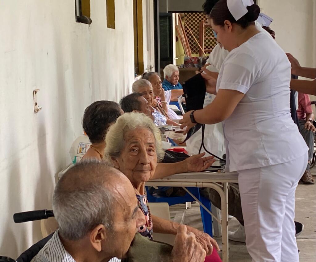 Personal de enfermería del Hospital General de Minatitlán visita asilo de ancianos en el marco de la Jornada 100 días por tu salud