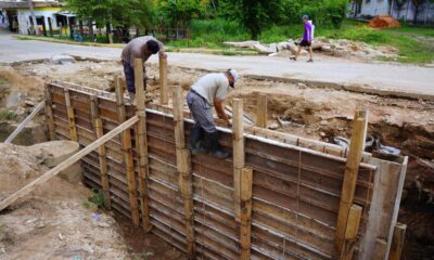 Ayuntamiento de Cosoleacaque repara puente vehicular en la colonia La Esperanza.