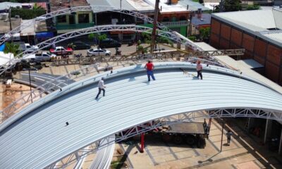 Inician maniobras de colocación de arcotecho en el mercado municipal de Cosoleacaque