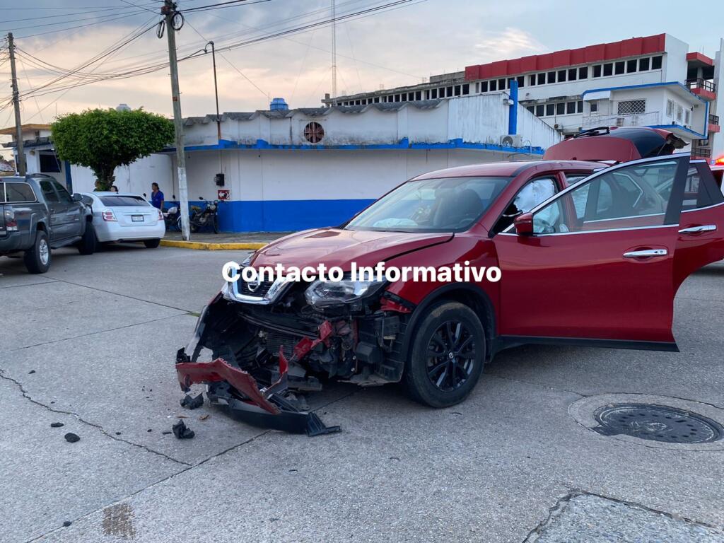 Encontronazo en la Nueva Mina, deja daños materiales