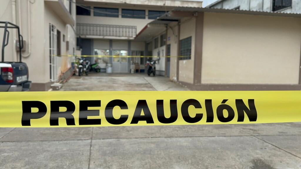 El oficial Miguel López, “Micky” es hall@d0 s!n v!d@ en la comandancia de Oluta.