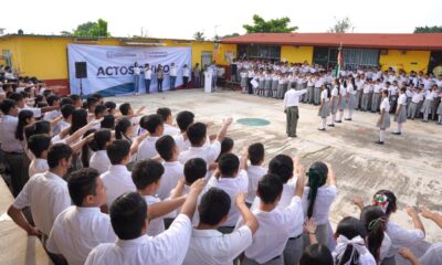 Autoridades de Cosoleacaque y estudiantes rinden honores a la bandera en la telesecundaria Sebastián Lerdo de Tejada.