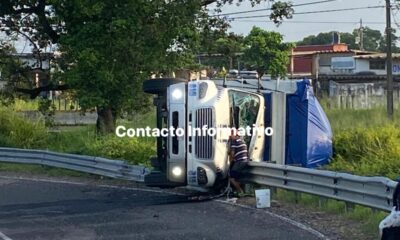 Vuelca camión en la autopista frente a la colonia México.