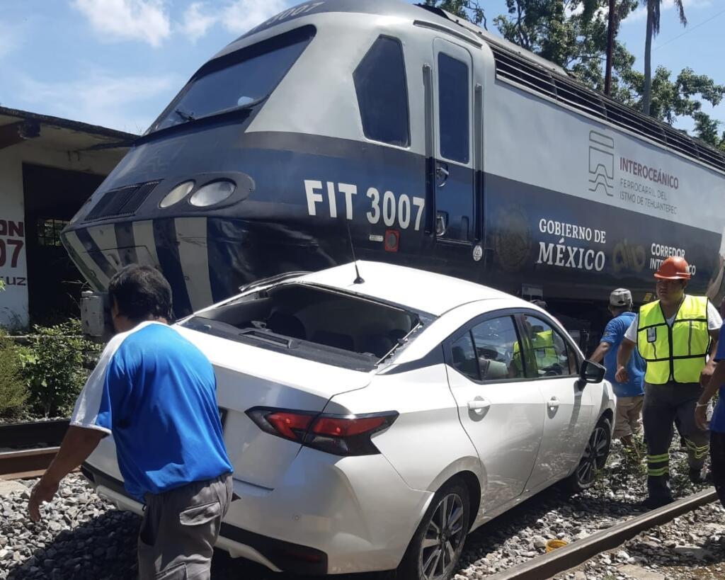 Automóvil intenta ganarle el paso al tren interoceánico en Chinameca, termina completamente destruido