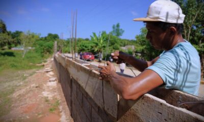 Gobierno de Cosoleacaque construye barda perimetral en la localidad de Coacotla.