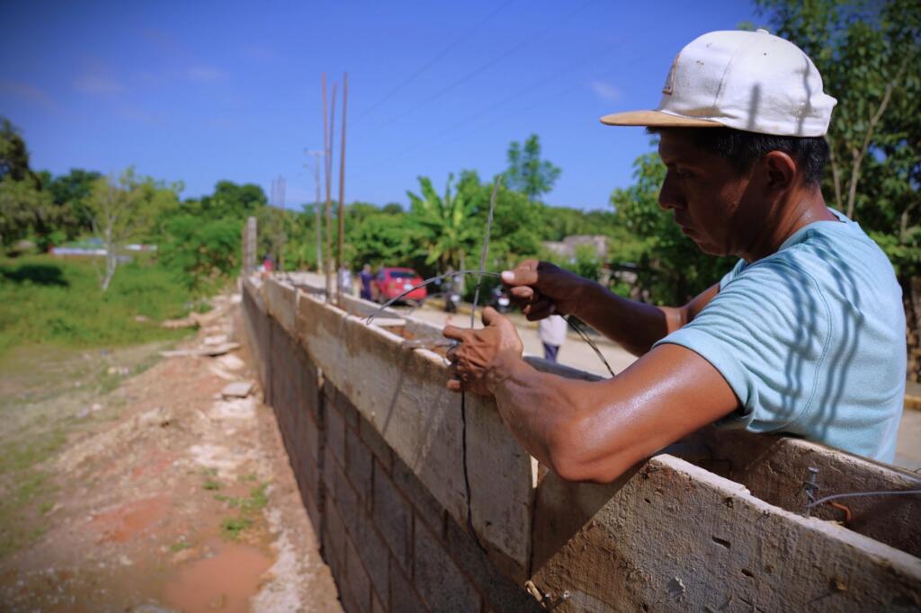 Gobierno de Cosoleacaque construye barda perimetral en la localidad de Coacotla.