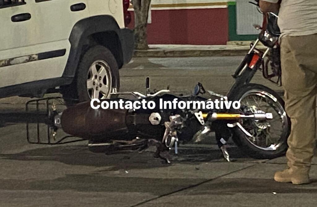 Fuerte acc!dente entre moto y auto en la avenida Justo Sierra; una dama resultó h3rida
