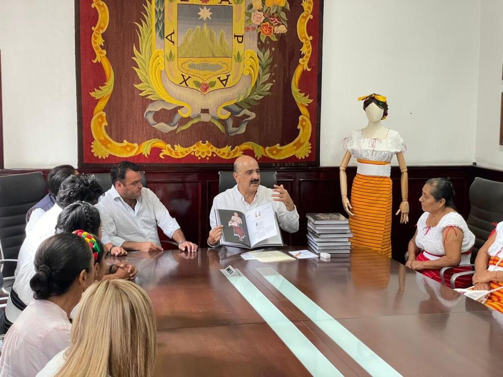 Traje artesanal de Cosoleacaque será expuesto en la capital del Estado.