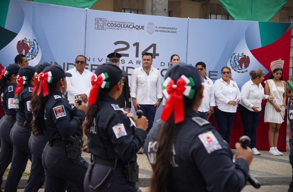 Con desfile Cívico-Militar, Cosoleacaque conmemora el 214 aniversario de la Independencia de México.