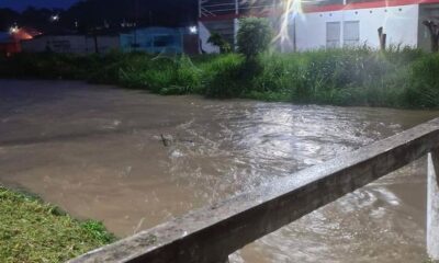 M&3r3 pareja al intentar cruzar un puente en Moloacan, Ver; fueron @rr@str@d0s por la corriente