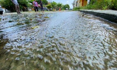Vecinos de Insurgentes Norte en Minatitlán, exigen solución a fuga de agua potable y daños en calles