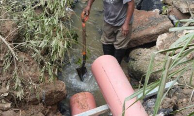 Rehabilitan drenaje sanitario en barrio Primero de Cosoleacaque.