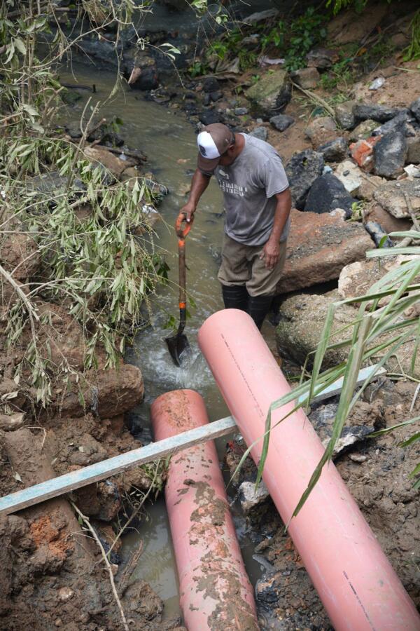 Rehabilitan drenaje sanitario en barrio Primero de Cosoleacaque.