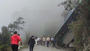 Camión con turistas mexicanos vuelca en Machu Picchu, Perú