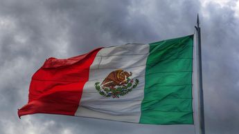 Captan a hombre roband0 bandera de México de clínica del ISSSTE en Texcoco