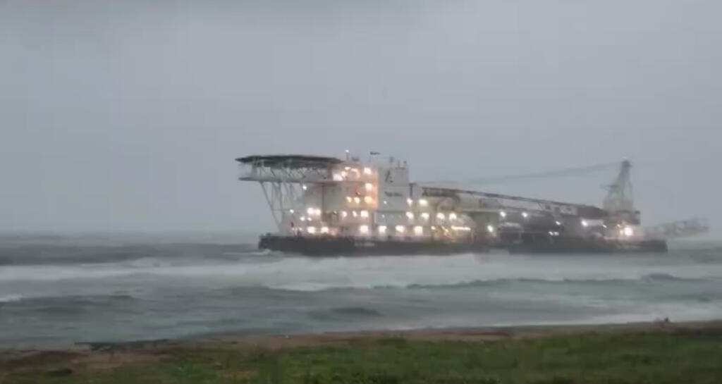 En Coatzacoalcos una embarcación encalló la tarde de este sábado en las aguas del Golfo de México,frente a villa Allende, en el sur de Veracruz.