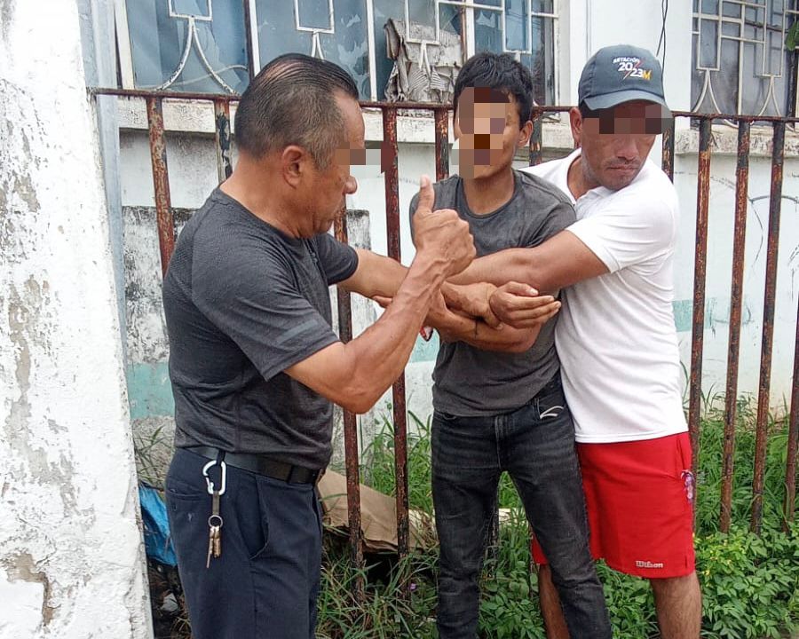 El arresto ciudadano lo aplican dos hombres que caminaban por el parque Constitución.