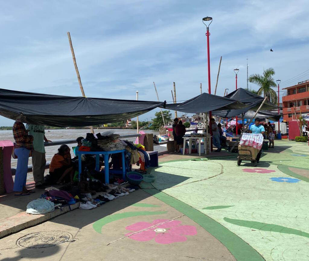 Vendedores del malecón de Minatitlán siguen sin poder volver a sus puestos después de semanas de ser removidos