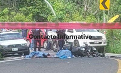 Mu3r3n dos motociclistas al ch0car contra camioneta de Bimbo en la zona rural de Minatitlán