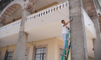 Dan mantenimiento al edificio del palacio municipal de Cosoleacaque.