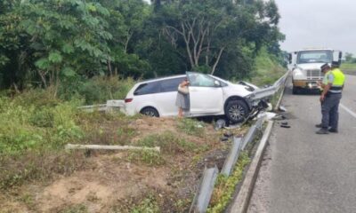 Estrelló su camioneta contra muro de contención metálico