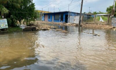 Vecinos de Playón Sur, exigen solución a echarcamientos y falta de limpieza en canal de aguas negras.
