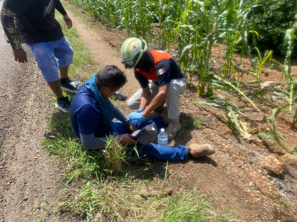 Dos l3s!on@d0 por d3rrap@ en moto sobre la carretera Costera del Golfo.