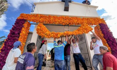 El H. Ayuntamiento de Cosoleacaque coloca miles de flores en las lápidas de los panteones.