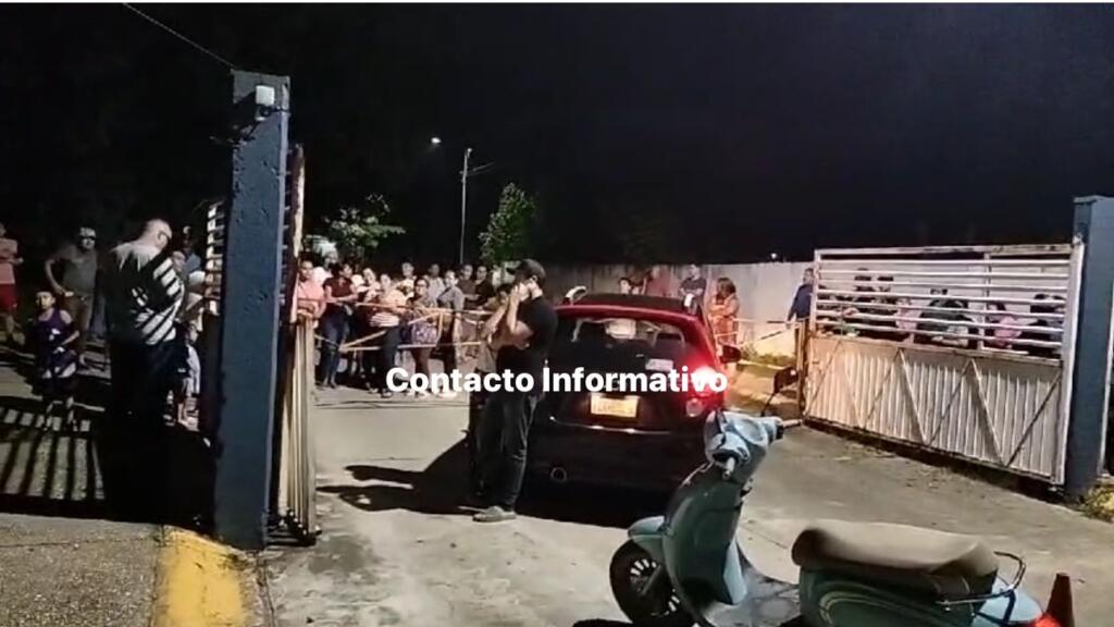 Tr!fulc@ en Lomas de San Agustín; pareja de automovilistas dañó la «pluma» de la entrada e ingresaron a g0lp3ar a vecina