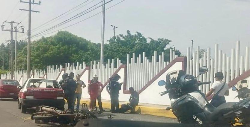 3nc0ntronazo entre moto y taxi frente al Complejo Cosoleacaque