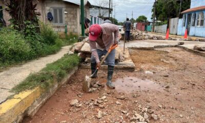 Efectúan trabajos de bacheo en el barrio Cuarto de Cosoleacaque.