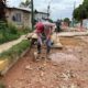 Efectúan trabajos de bacheo en el barrio Cuarto de Cosoleacaque.
