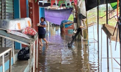 Locatarios del “Popular” en alerta por las fuertes lluvias; trabajan con normalidad, pero, con calles encharcadas