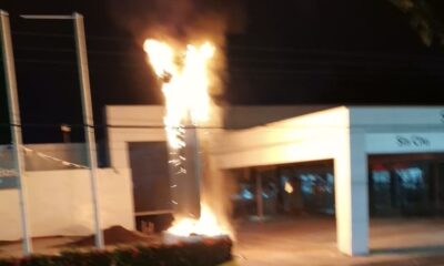 Anuncio luminoso ardió en llamas en conocida agencia de autos de Minatitlán