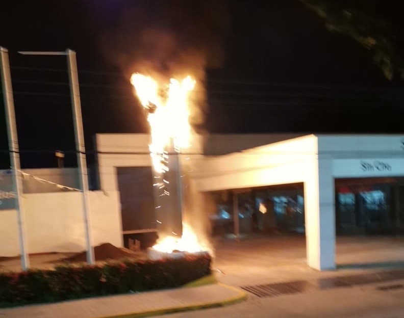 Anuncio luminoso ardió en llamas en conocida agencia de autos de Minatitlán