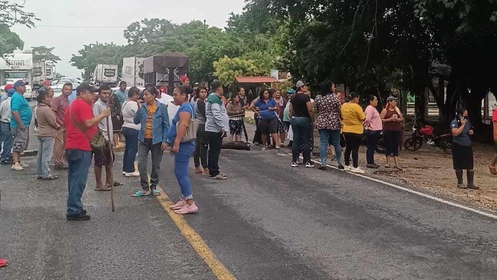 Cerrado a la altura de Mapachapa y Carrizal; Gobierno de Minatitlán no escuchó petición de obras y mejoras
