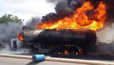 Hacían rapiña de gasolina en un camión accidentado y explotó, hay más de 100 muertos