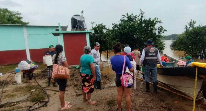 Alistan evacuación ante inminente desborde de 2 ríos al sur de Veracruz