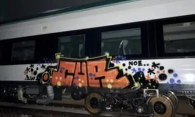 Pintan grafiti en uno de los vagones de Tren Maya en Cancún