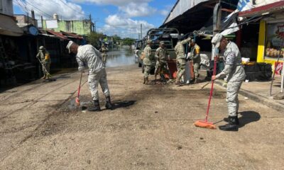 Personal de la 29 zona militar labora en limpieza de zonas afectadas por inundación en Minatitlán, Ver.