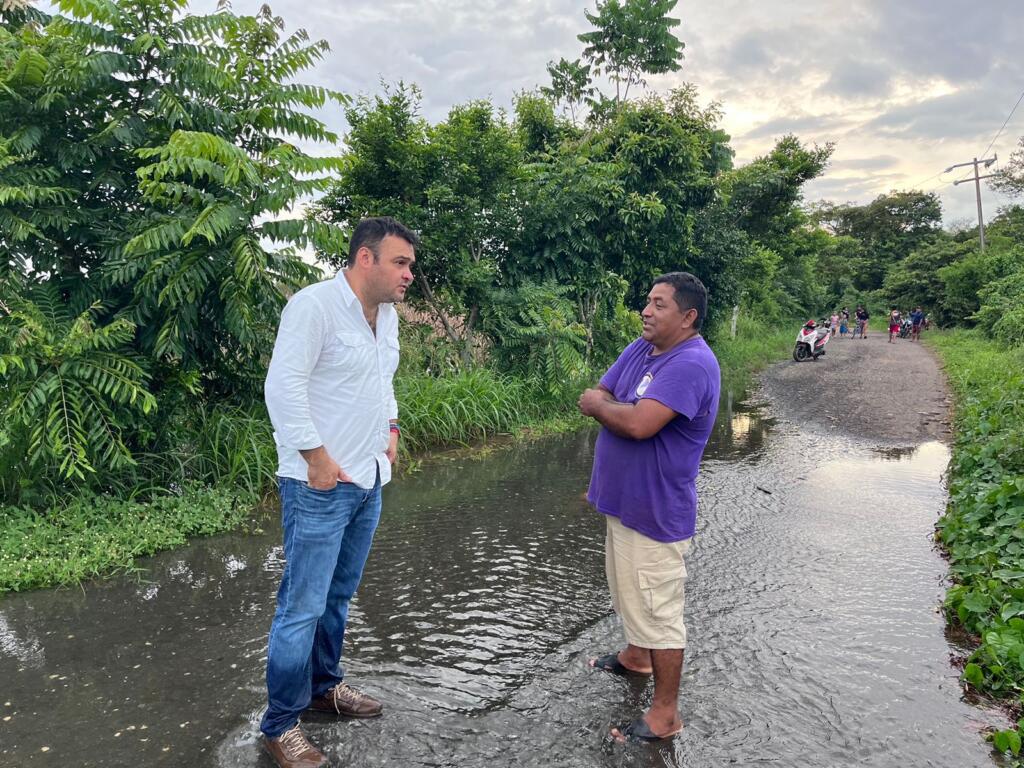 Ponciano Vázquez Parissi recorre comunidades afectadas por desborde de ríos, en Cosoleacaque.