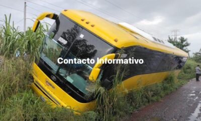Autobús a punto de v0lcar frente a la colonia Patria Libre