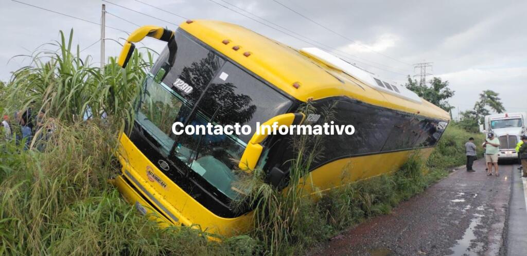 Autobús a punto de v0lcar frente a la colonia Patria Libre