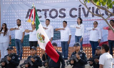 Empleados municipales del H. Ayuntamiento de Cosoleacaque rinden honores a la bandera.