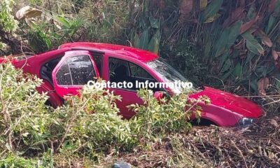 Carro terminó en el pantano en la carretera “Las Matas”
