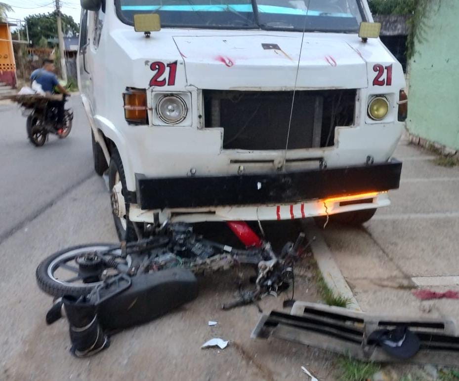 Un h3rido por ch0que entre urbanero y motociclista en Oteapan, Ver.