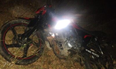 Motociclista terminó en el piso tras derrapar en Cosoleacaque, Ver.